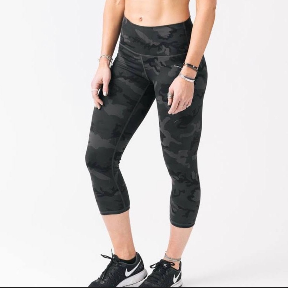 Zyia Active Luxe High Rise Forest Camo Crop Capri Leggings Size 6-8 Athletic